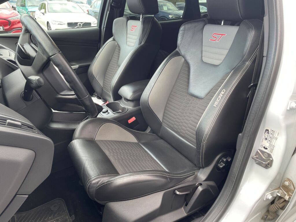 Ford Focus 2014 Valkoinen