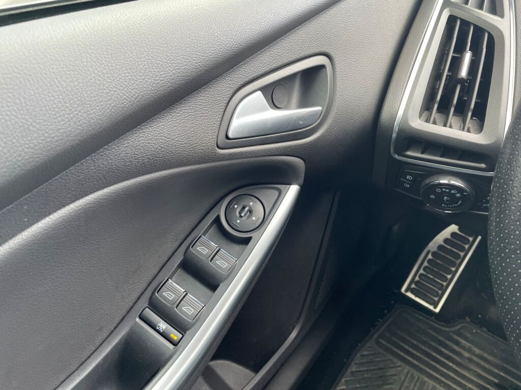 Ford Focus 2014 Valkoinen