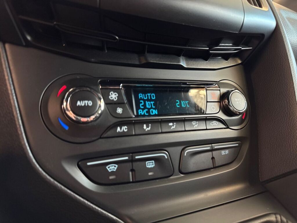 Ford Focus 2014 Valkoinen