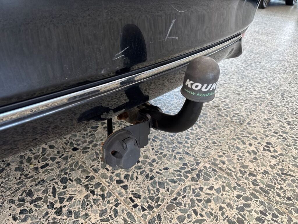 Toyota Avensis 2013 Musta