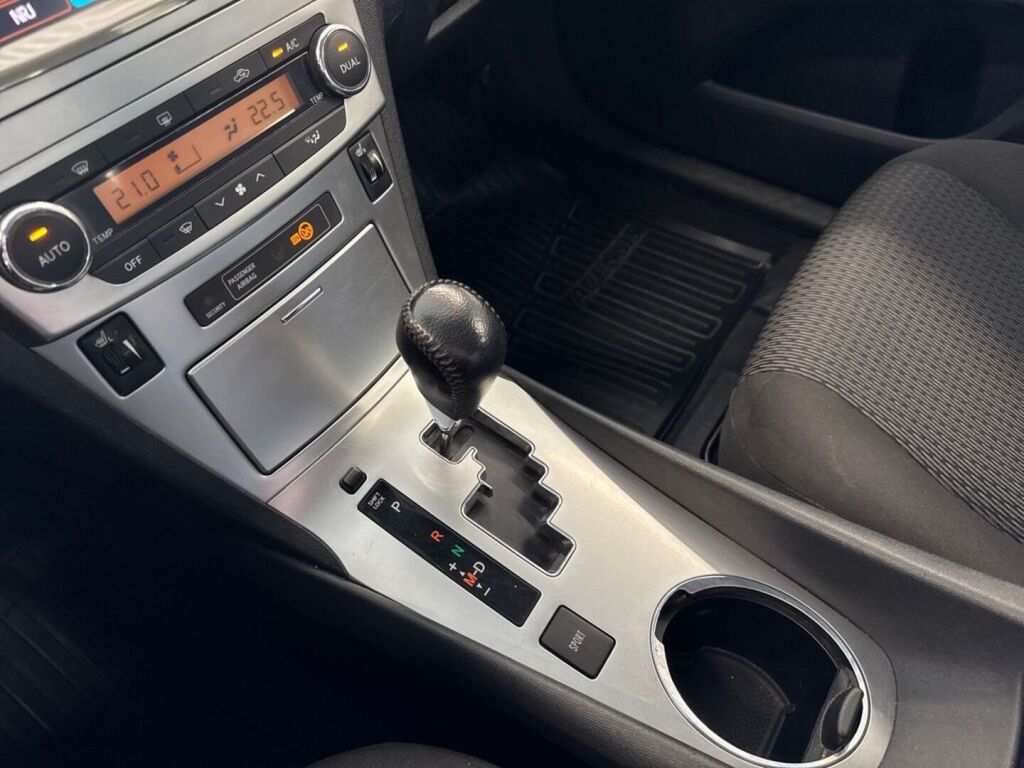 Toyota Avensis 2013 Musta