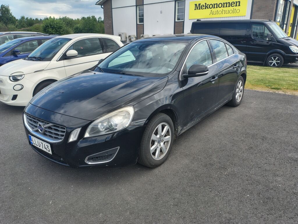 Volvo S60 2013 Musta
