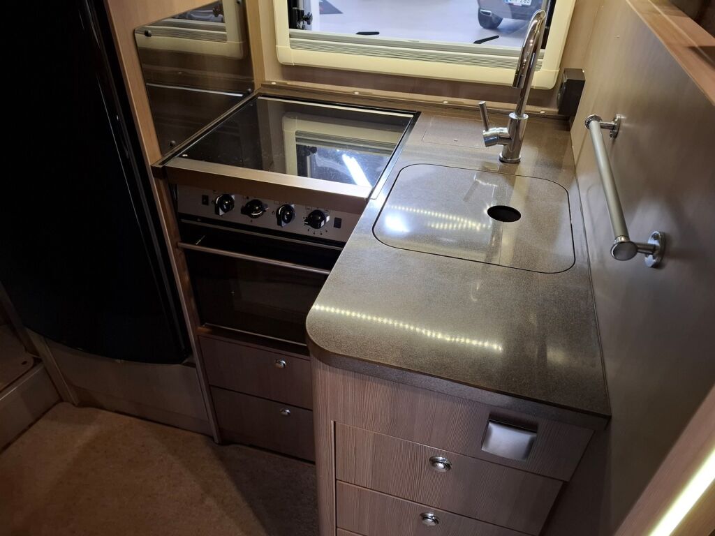 Adria Matrix Supreme 667 SPS 2013 Valkoinen