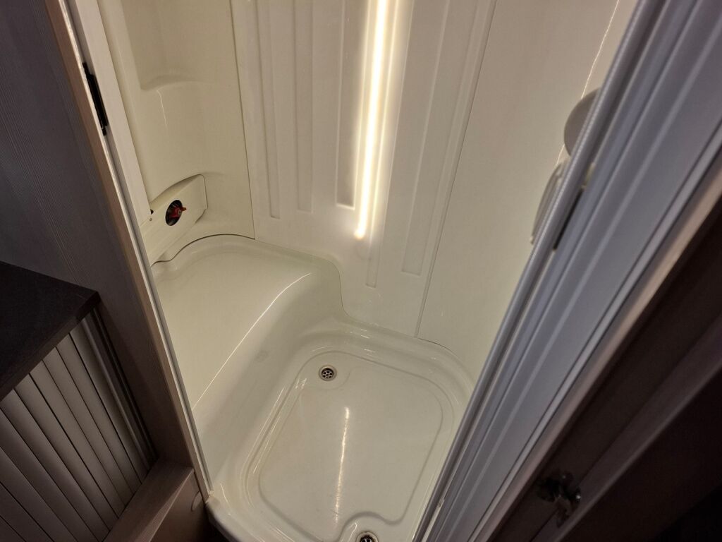 Adria Matrix Supreme 667 SPS 2013 Valkoinen