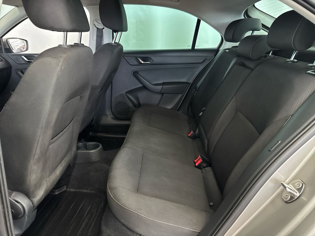 Skoda Rapid 2013 Ruskea (beige)