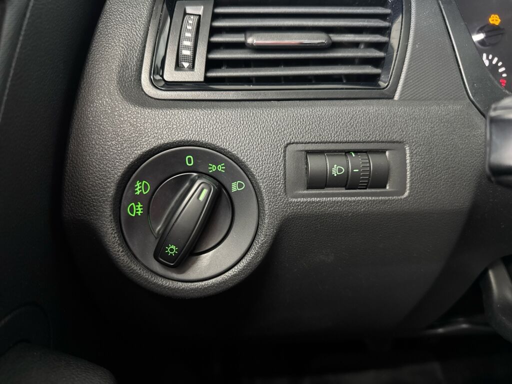 Skoda Rapid 2013 Ruskea (beige)