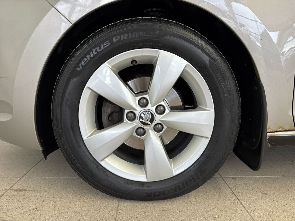 Skoda Rapid 2013 Ruskea (beige)