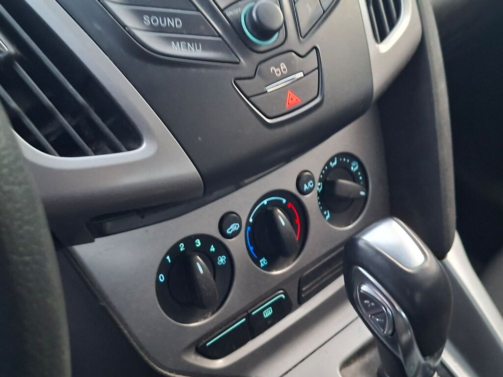 Ford Focus 2013 Ruskea (beige)