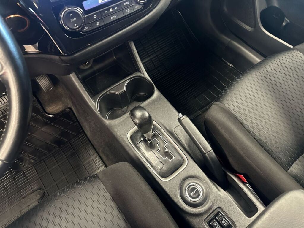 Mitsubishi Outlander 2013 Ruskea (beige)
