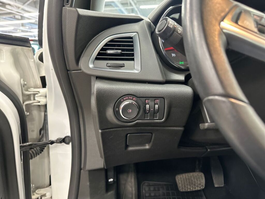 Opel Astra 2013 Valkoinen