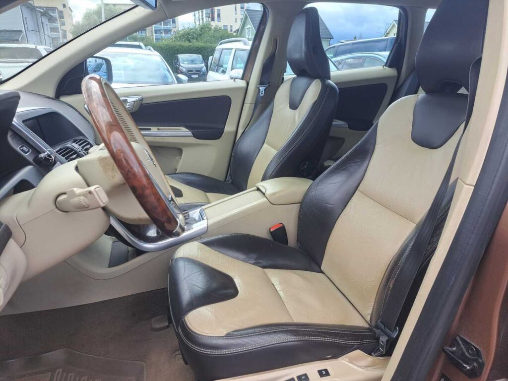 Volvo XC60 2013 Ruskea (beige)