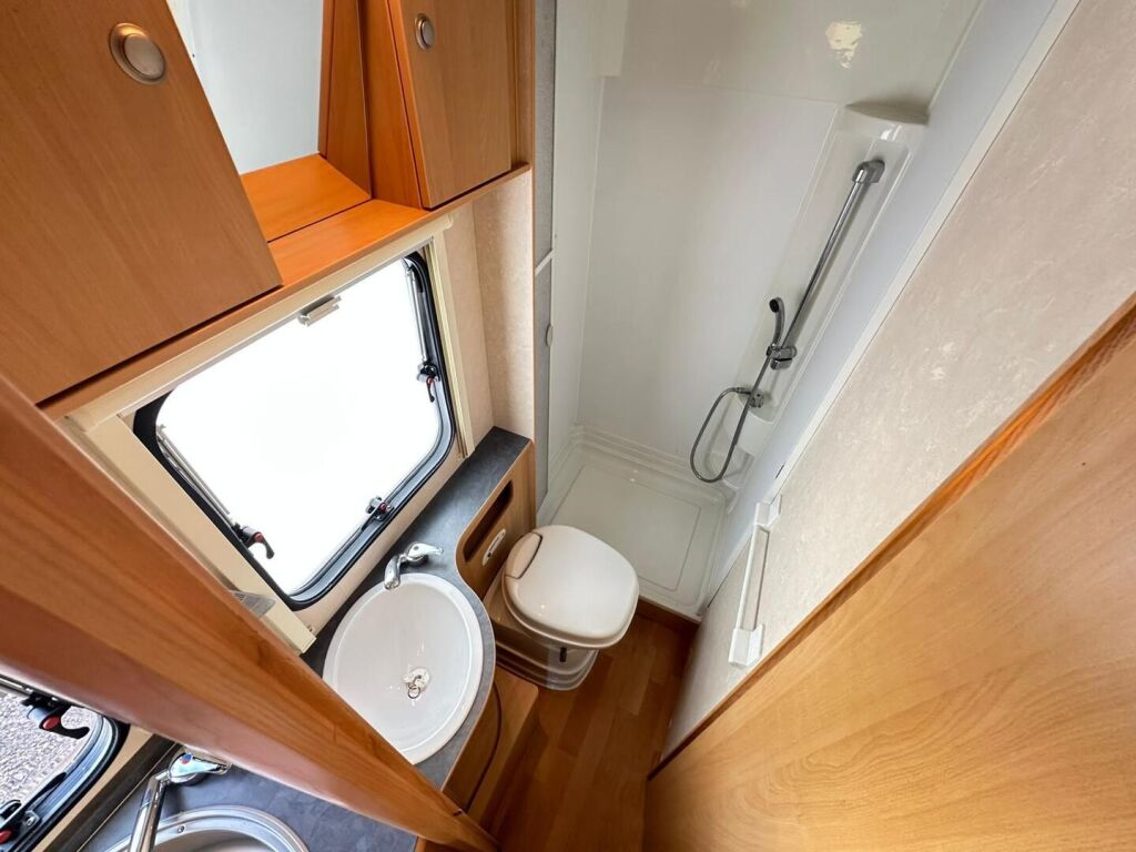 Adria Sport 573 DS 2008 Valkoinen