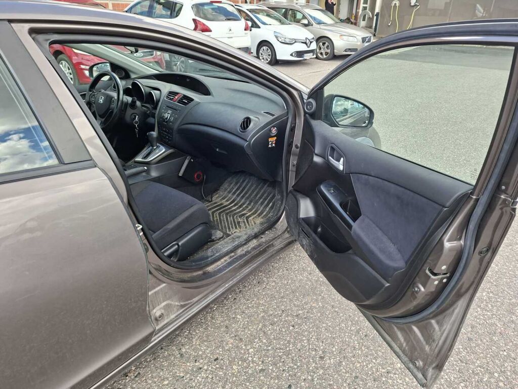 Honda Civic 2013 Ruskea (beige)