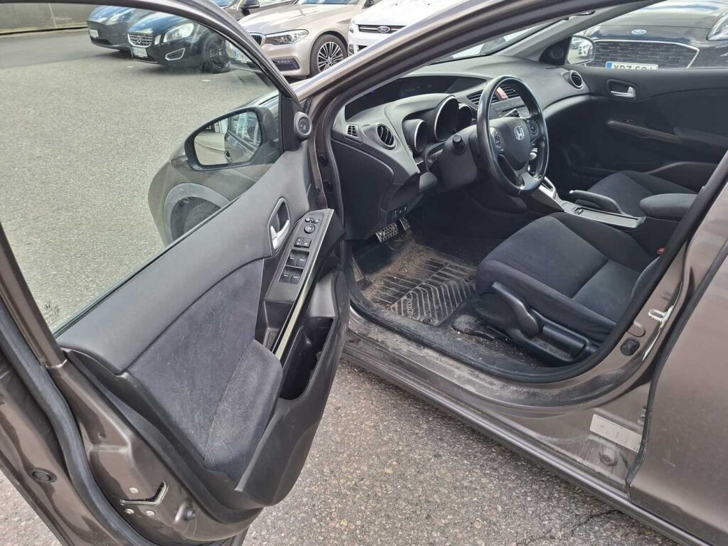 Honda Civic 2013 Ruskea (beige)