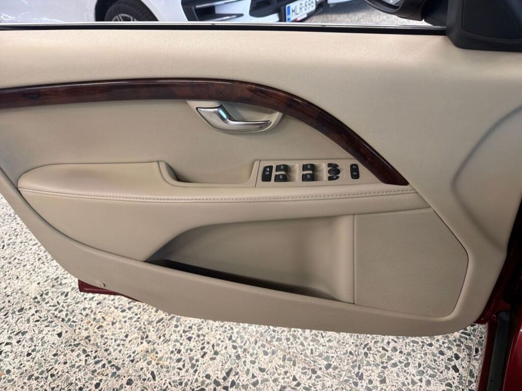 Volvo V70 2014 Punainen