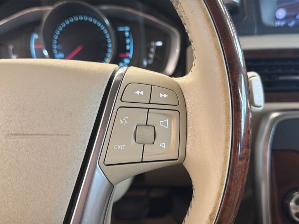Volvo V70 2014 Punainen