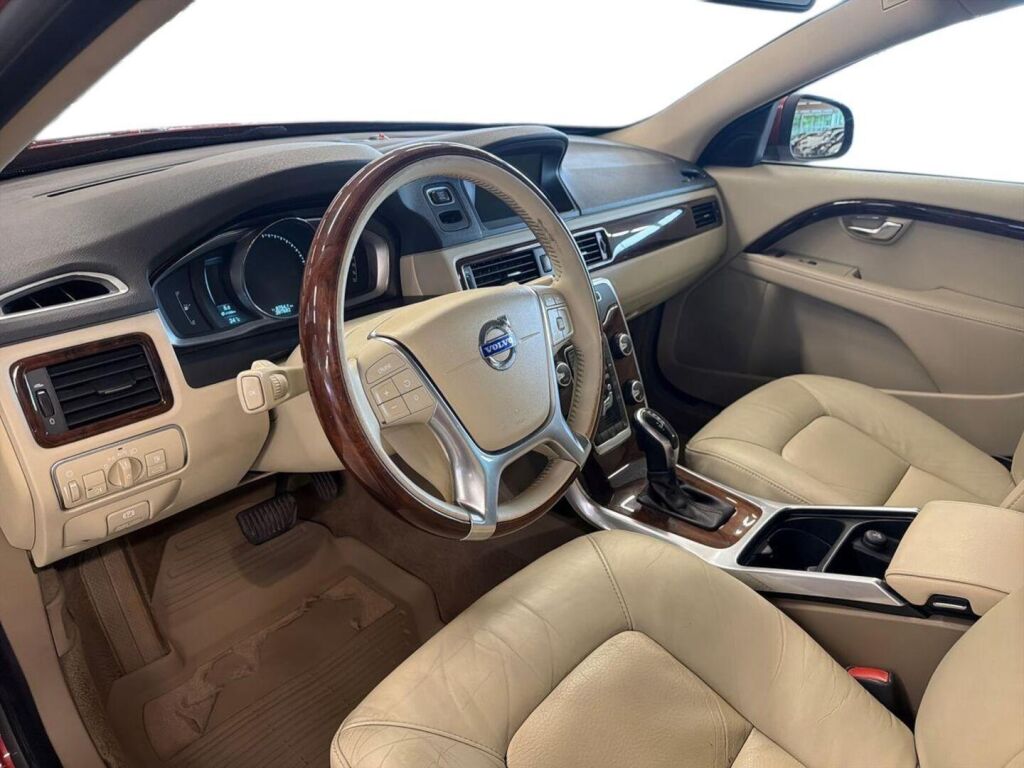 Volvo V70 2014 Punainen
