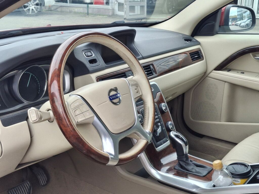 Volvo V70 2014 Punainen