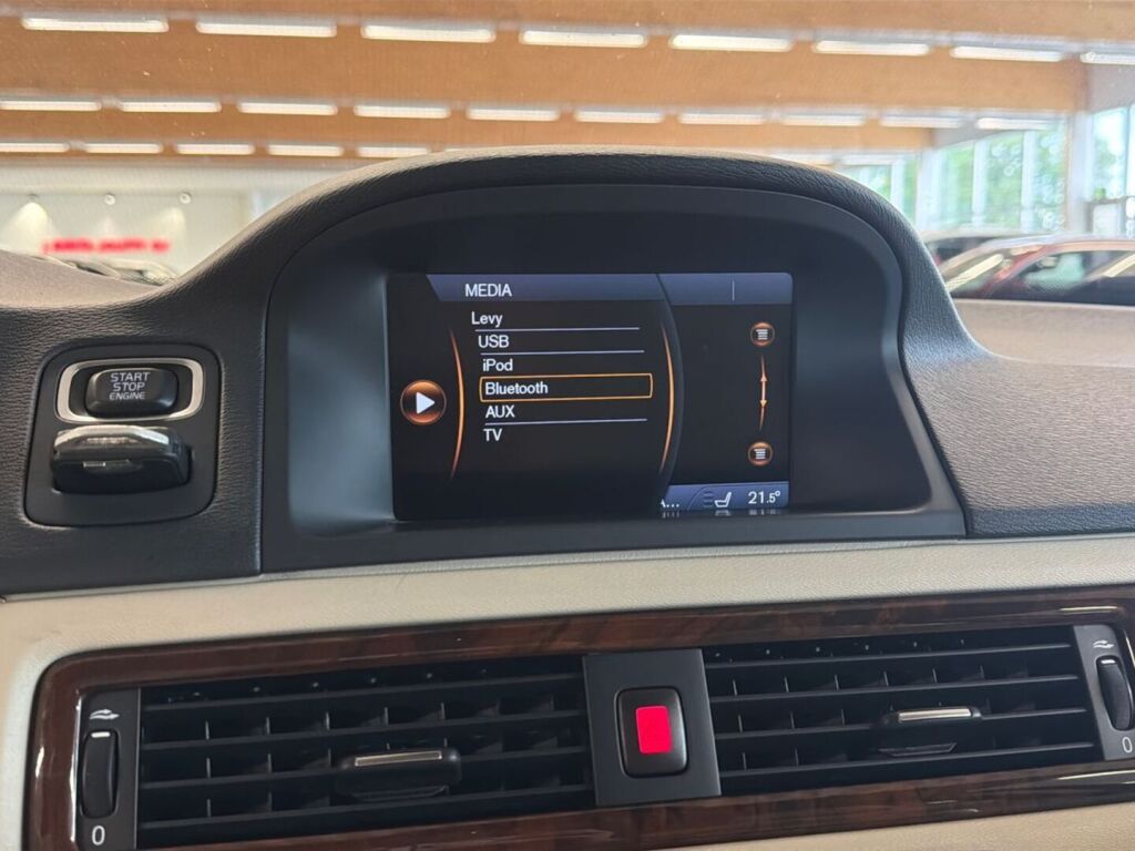 Volvo V70 2014 Punainen