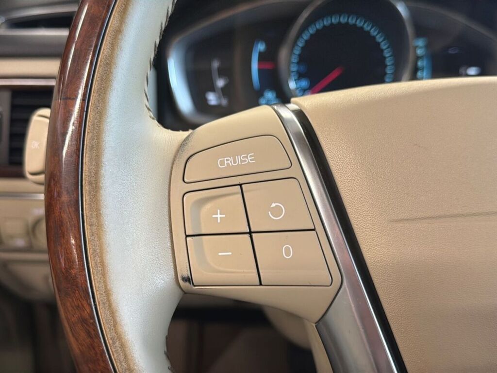 Volvo V70 2014 Punainen