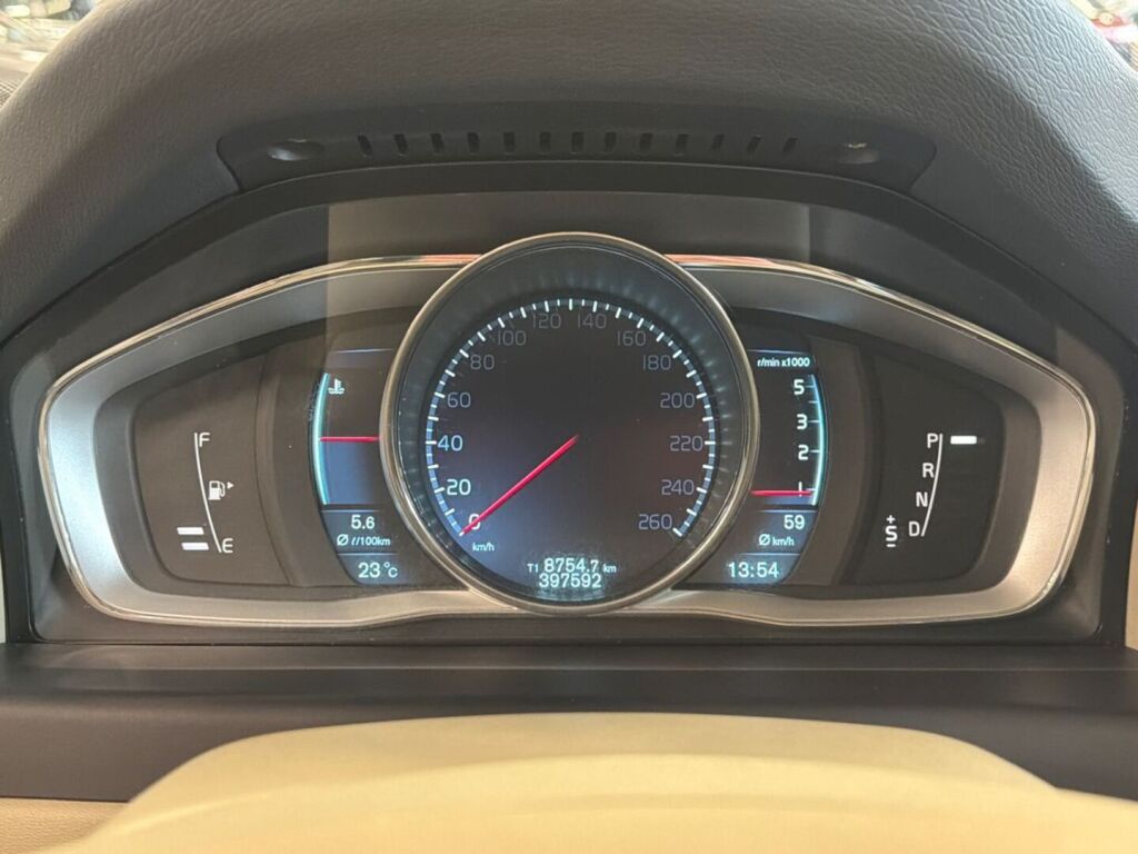 Volvo V70 2014 Punainen
