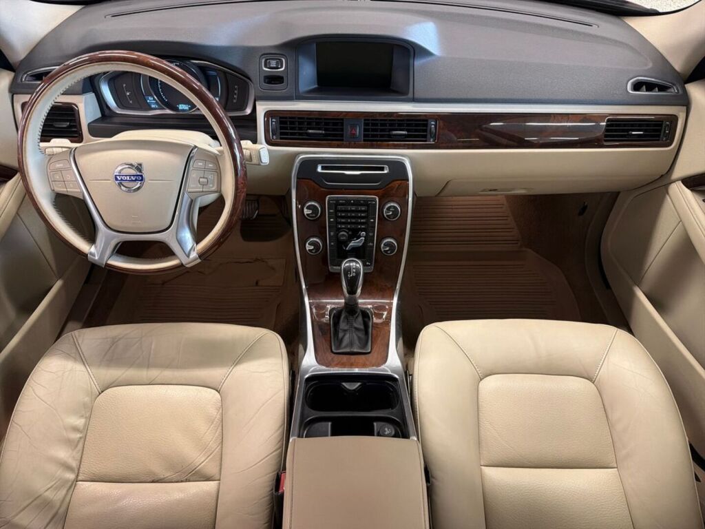 Volvo V70 2014 Punainen