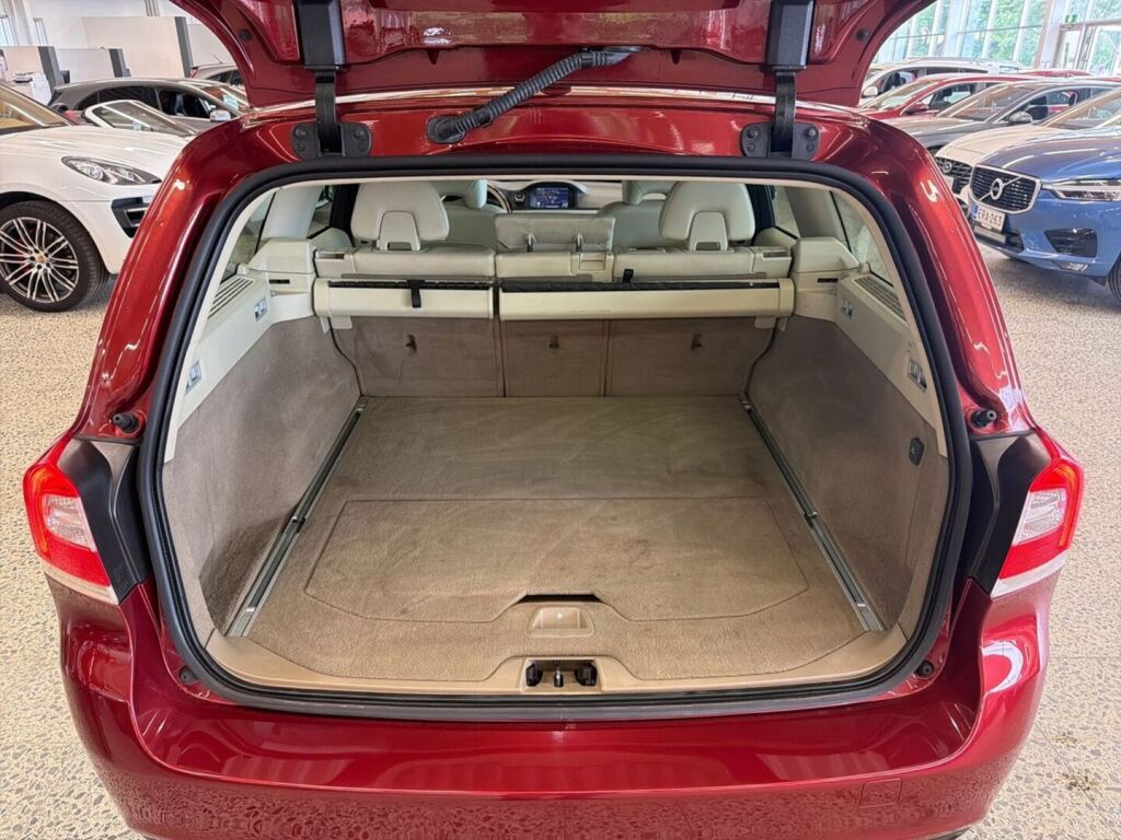 Volvo V70 2014 Punainen