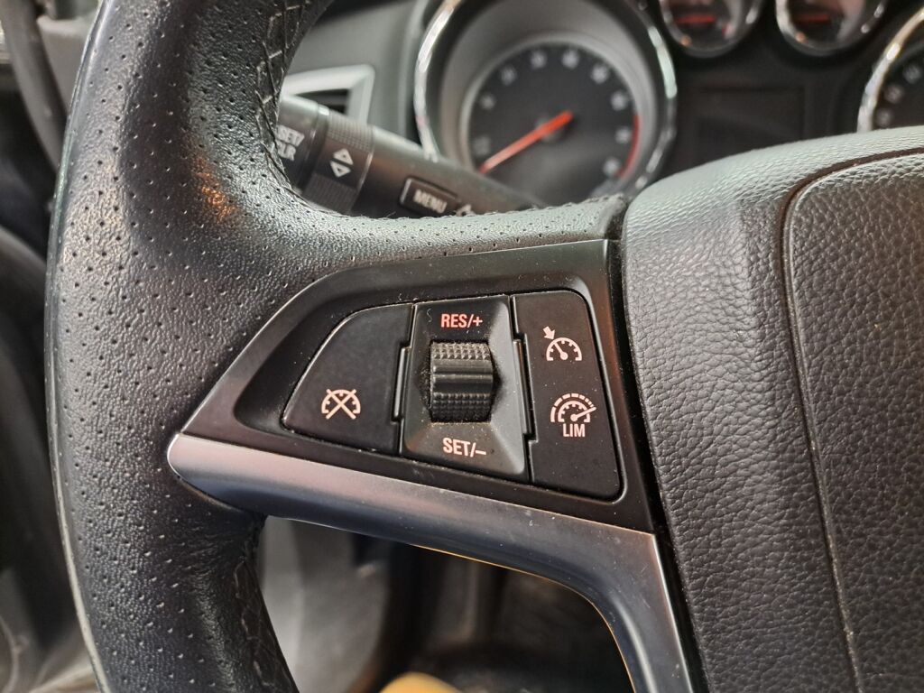 Opel Astra 2013 Musta