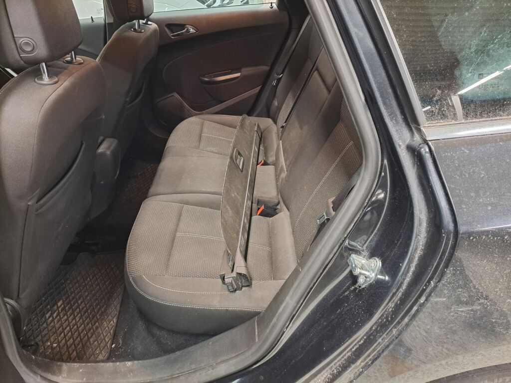 Opel Astra 2013 Musta