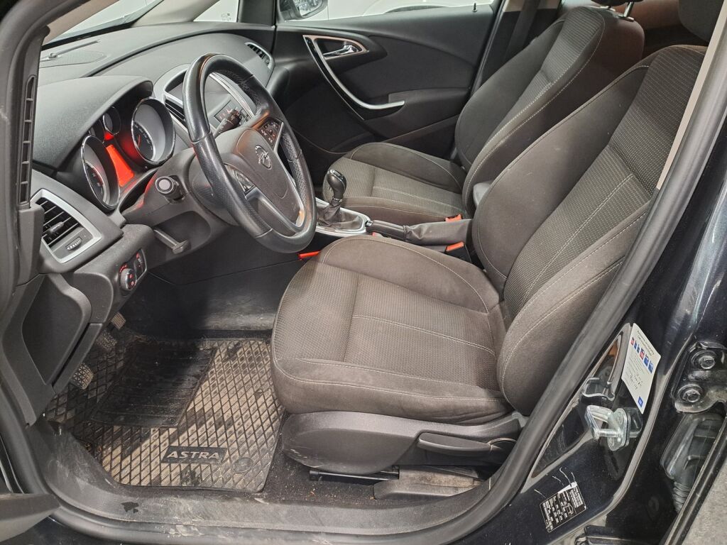 Opel Astra 2013 Musta