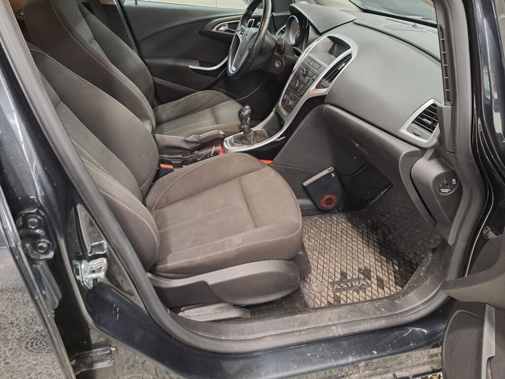 Opel Astra 2013 Musta