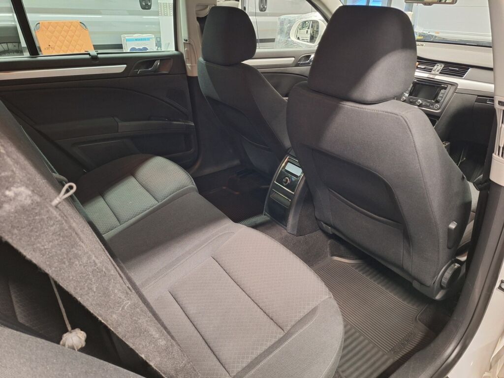 Skoda Superb 2014 Valkoinen