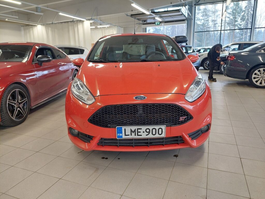 Ford Fiesta 2013 Punainen