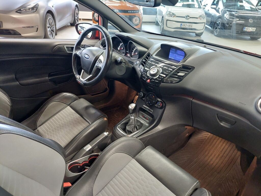 Ford Fiesta 2013 Punainen