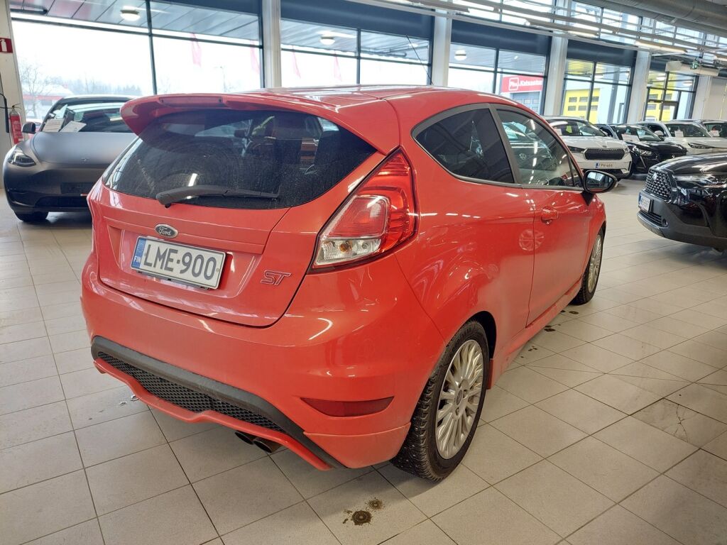 Ford Fiesta 2013 Punainen