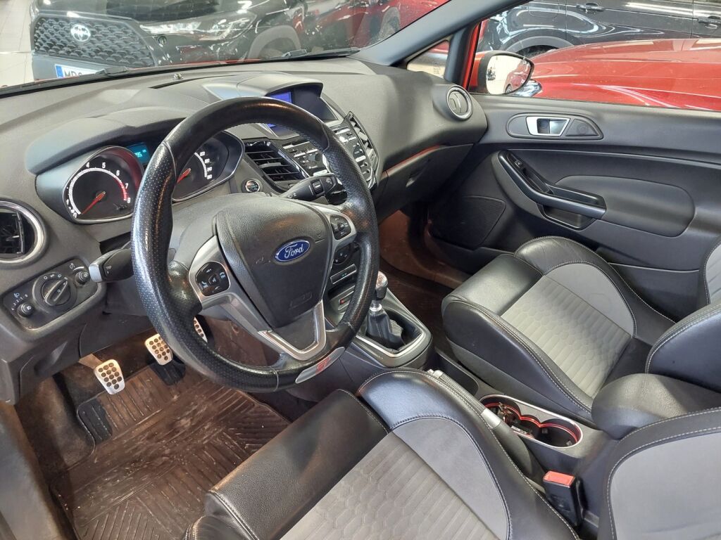 Ford Fiesta 2013 Punainen