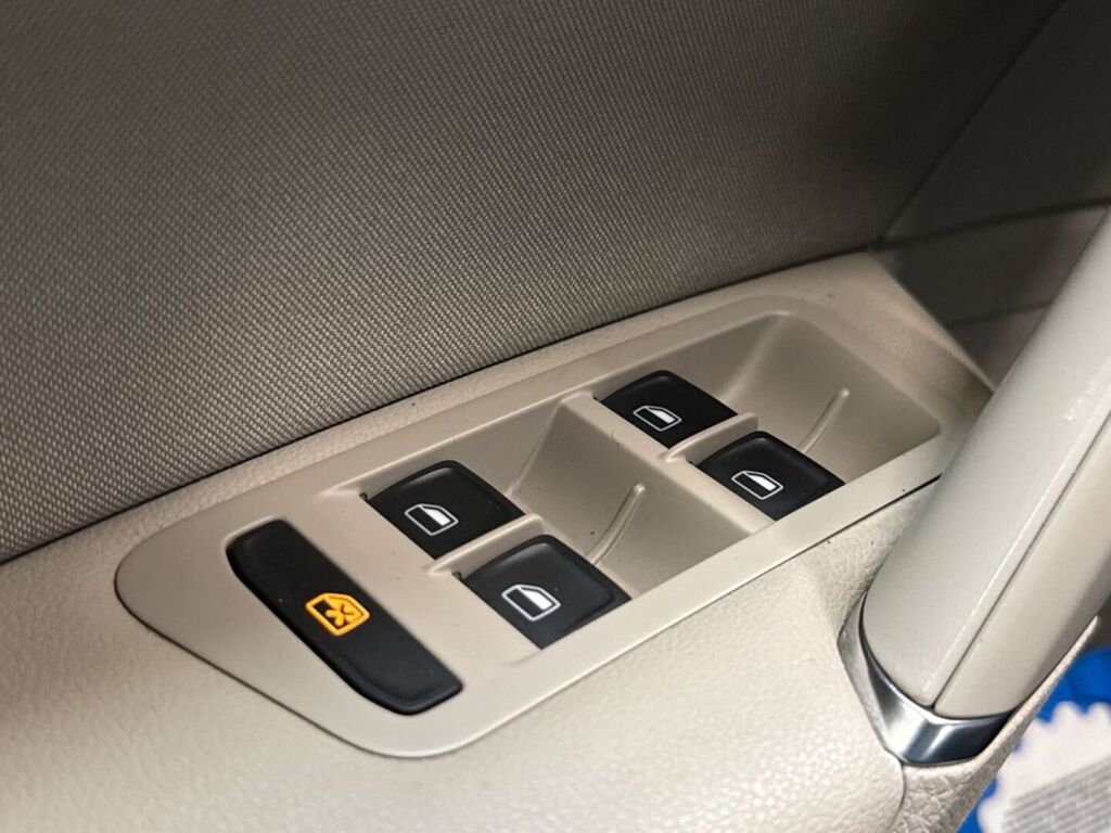 Volkswagen Golf 2014 Musta