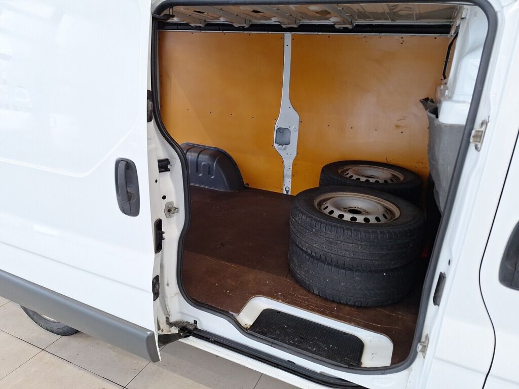 Nissan Primastar 2005 Valkoinen