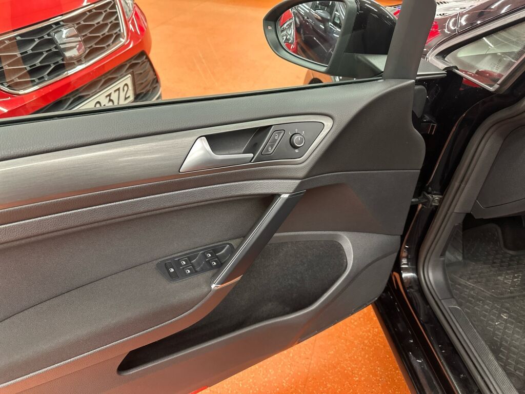 Volkswagen Golf 2013 Musta