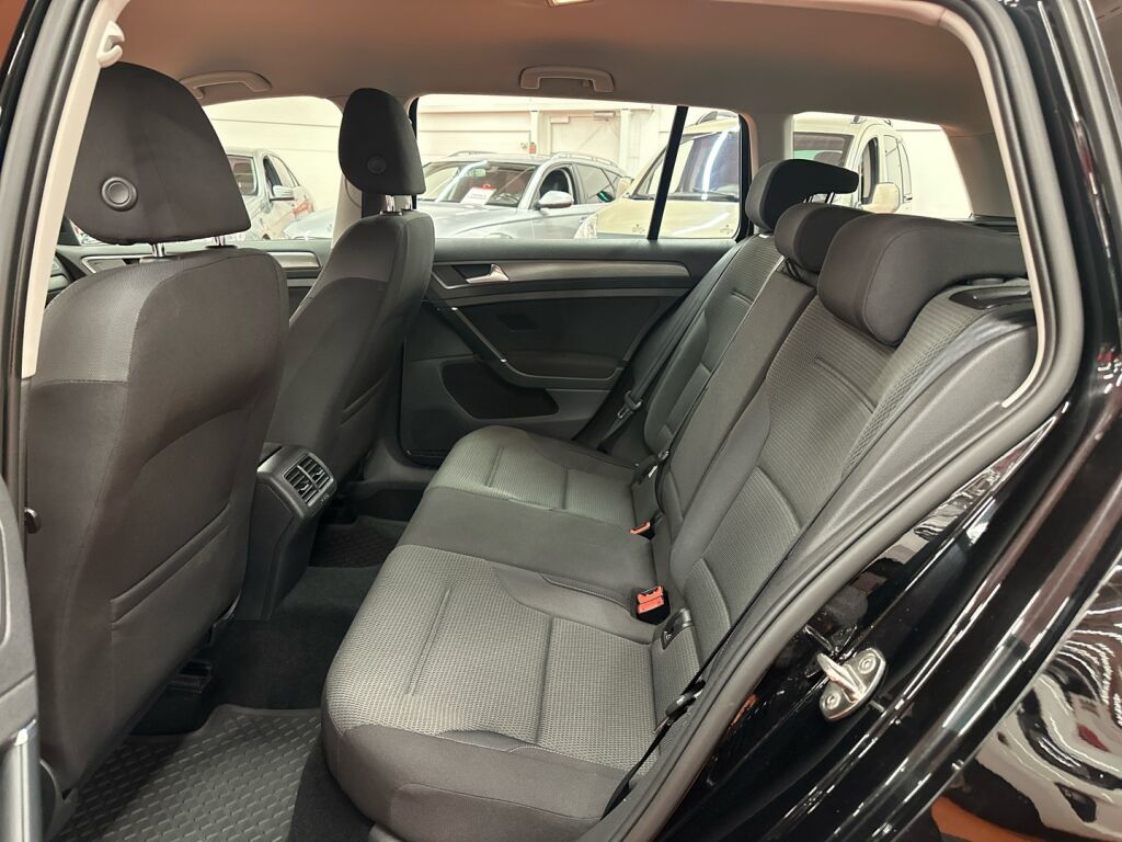 Volkswagen Golf 2013 Musta