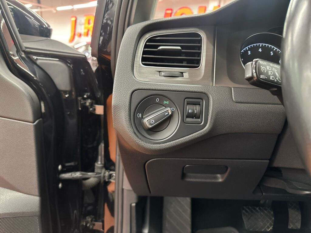 Volkswagen Golf 2013 Musta