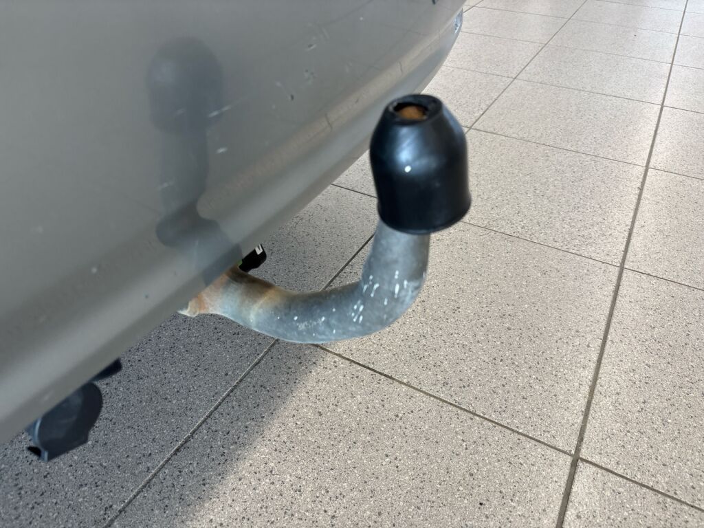 Toyota Avensis 2014 Harmaa