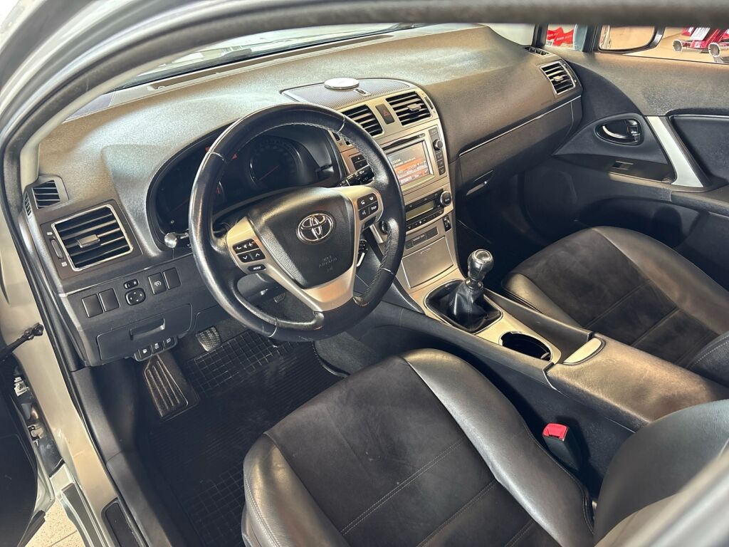 Toyota Avensis 2014 Harmaa