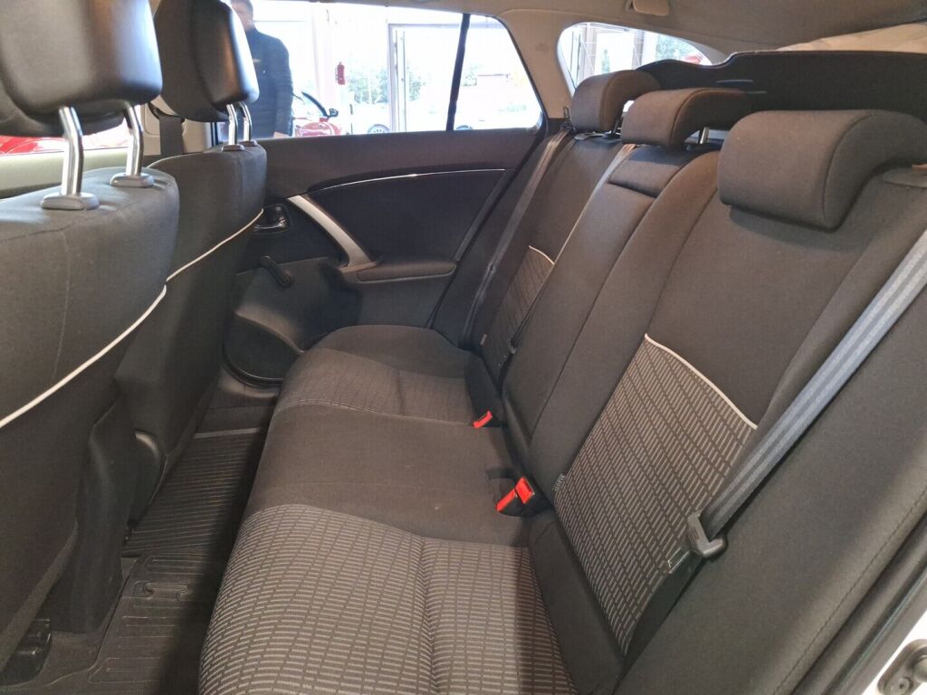 Toyota Avensis 2014 Valkoinen