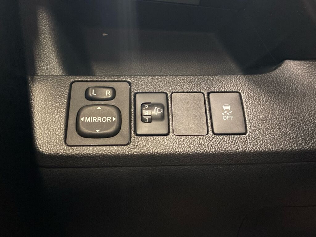 Toyota Verso-S 2015 Punainen