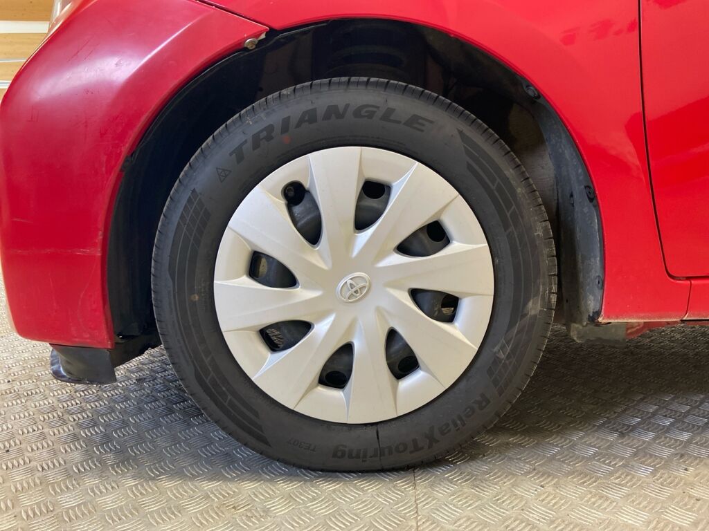 Toyota Verso-S 2015 Punainen