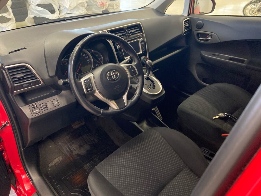 Toyota Verso-S 2015 Punainen