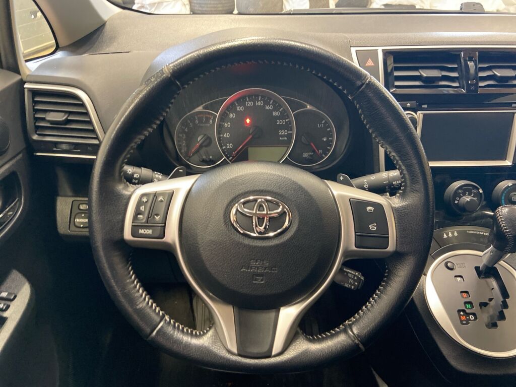 Toyota Verso-S 2015 Punainen