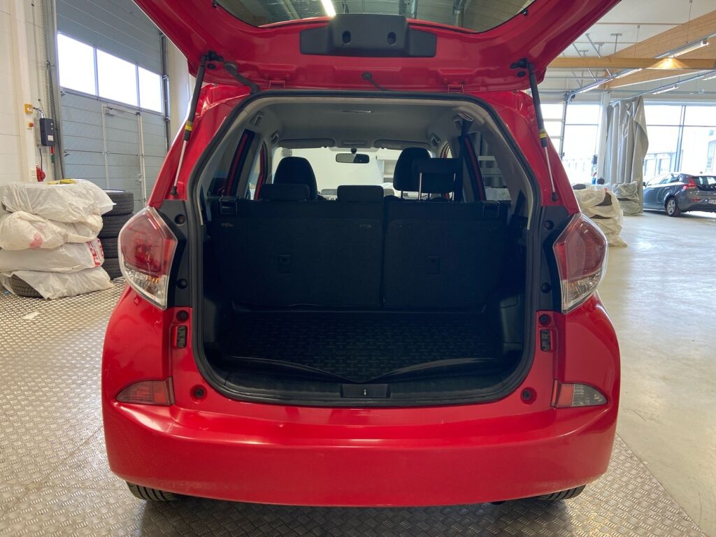 Toyota Verso-S 2015 Punainen