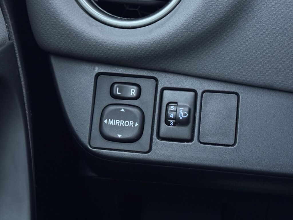 Toyota Yaris 2015 Ruskea (beige)